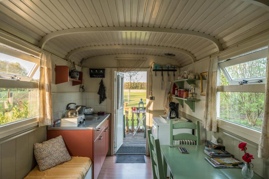 Pipowagen Lidewei Groningen Westerwolde unieke ligging met eigen tuin en vrij uitzicht over veld naar natuurgebied photo 3