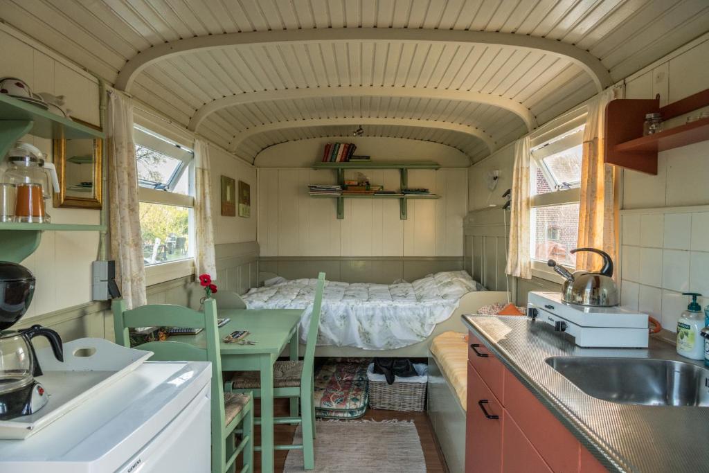 Pipowagen Lidewei Groningen Westerwolde unieke ligging met eigen tuin en vrij uitzicht over veld naar natuurgebied photo 4