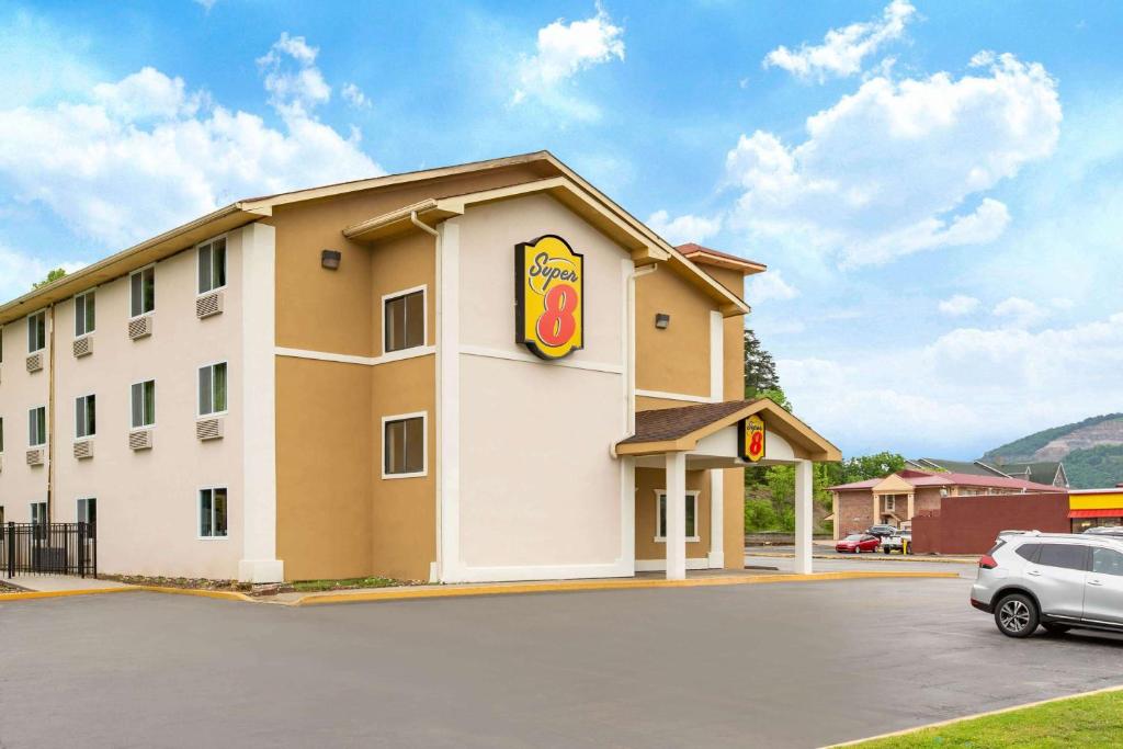 Super 8 by Wyndham Chattanooga Lookout Mountain TN image