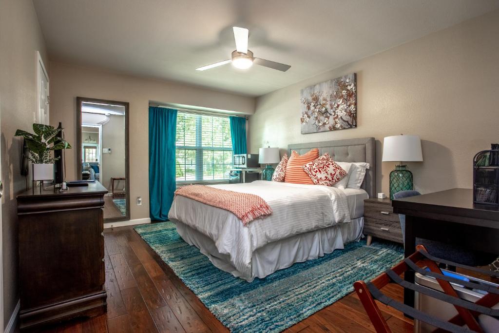 Comfortable, Family and Business Friendly 2BD/2BA House in North Austin photo 2