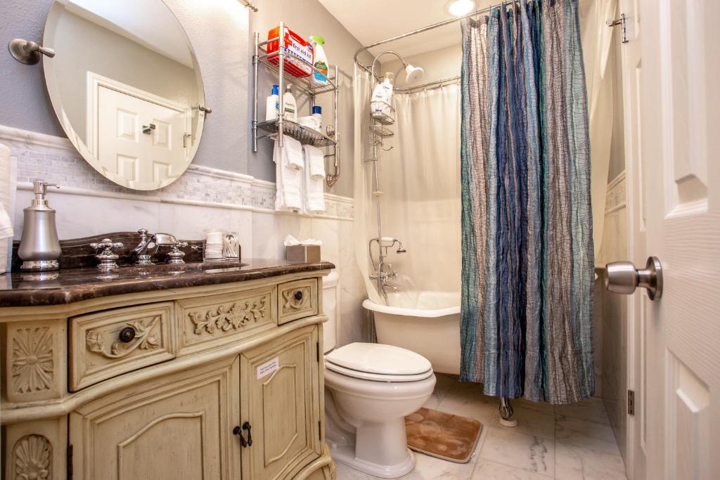 Comfortable, Family and Business Friendly 2BD/2BA House in North Austin photo 3