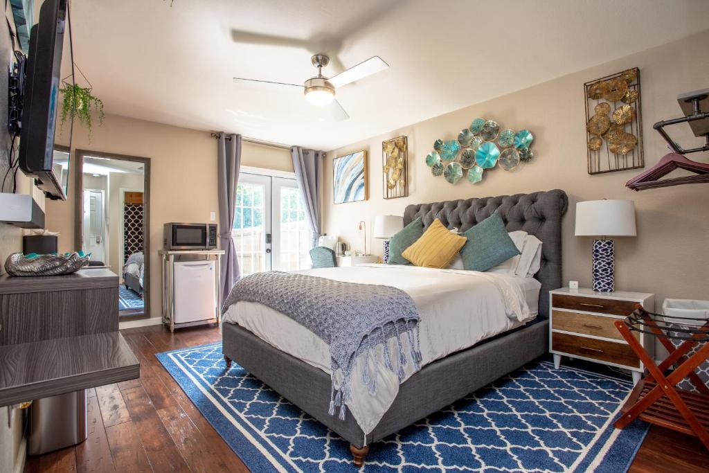 Comfortable, Family and Business Friendly 2BD/2BA House in North Austin photo 4