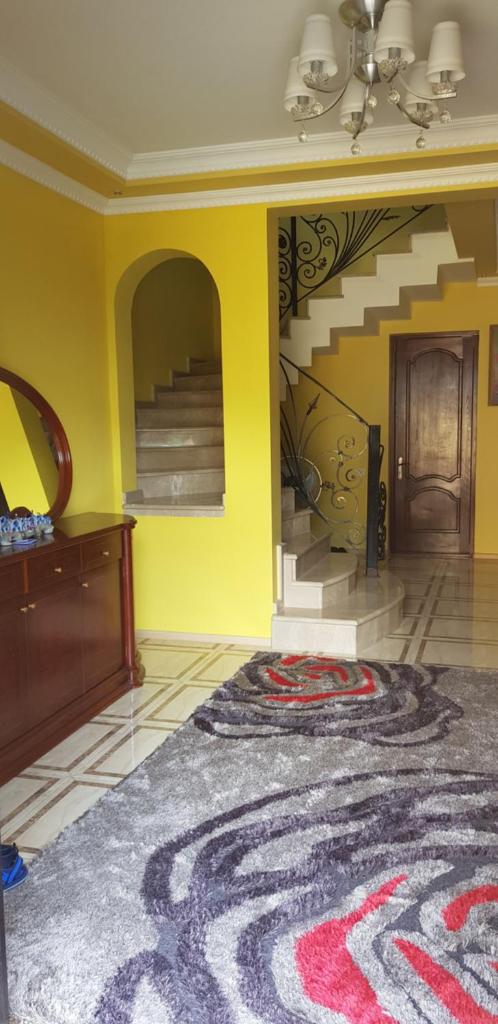 Yellow House photo 3
