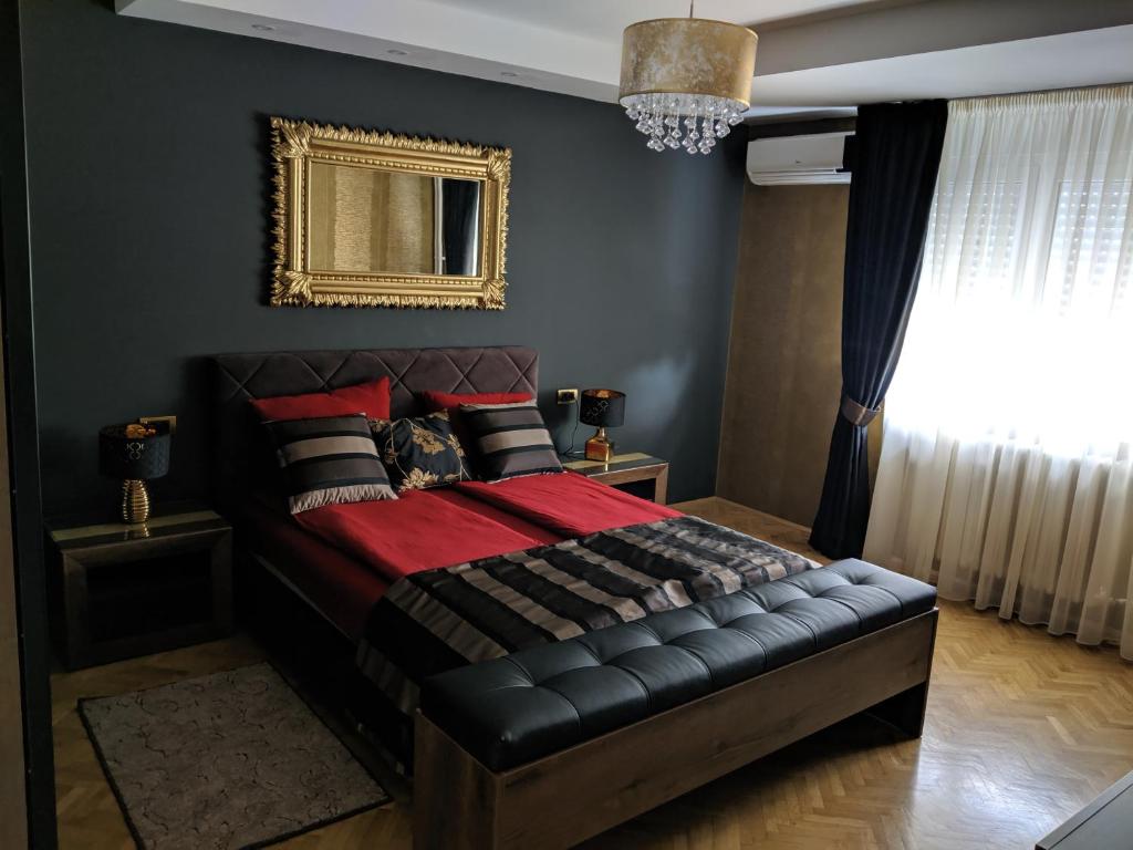Golden Mirror Apartment photo 2