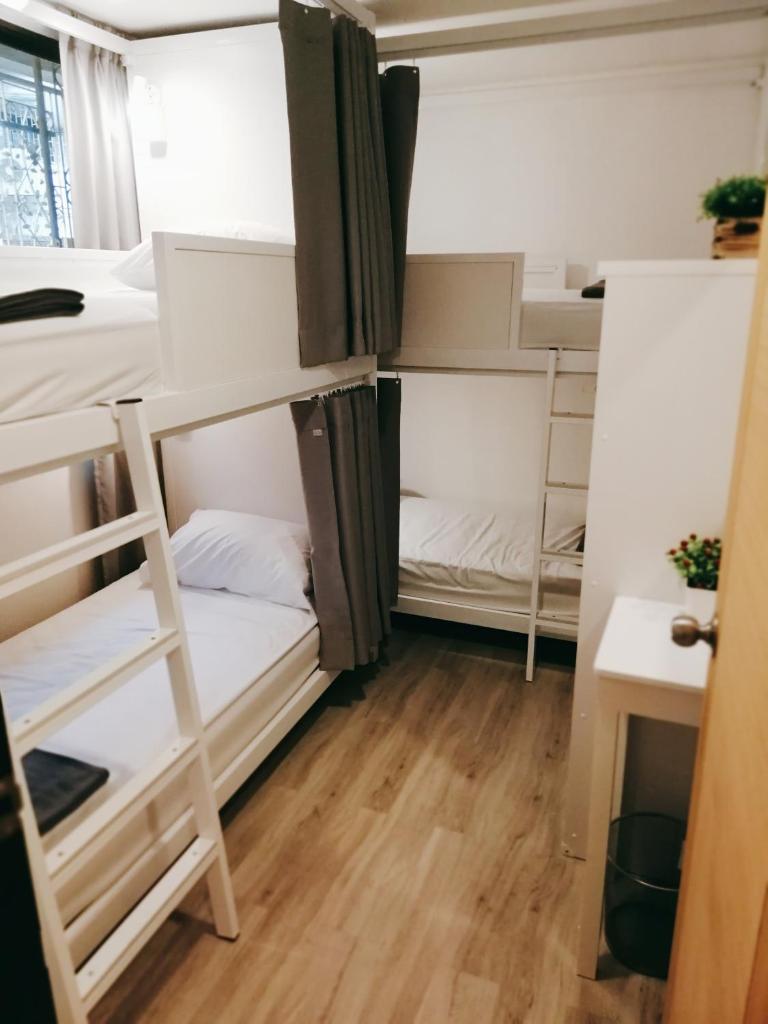 Четырехместный (Четырехместный номер с общей ванной комнатой), White House Hostel