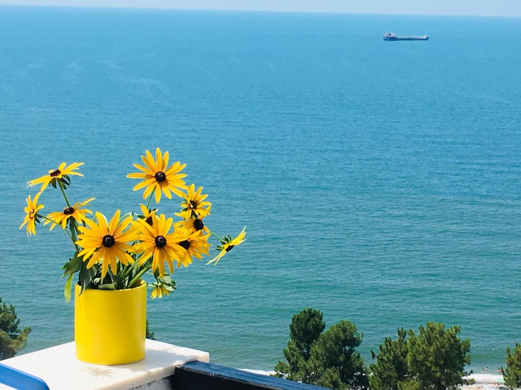 Yellow room with sea view photo 2