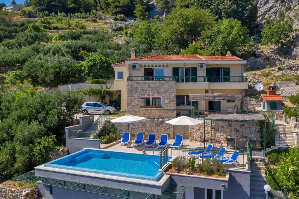 Villa Makar,heated pool,gym,grill,seaview