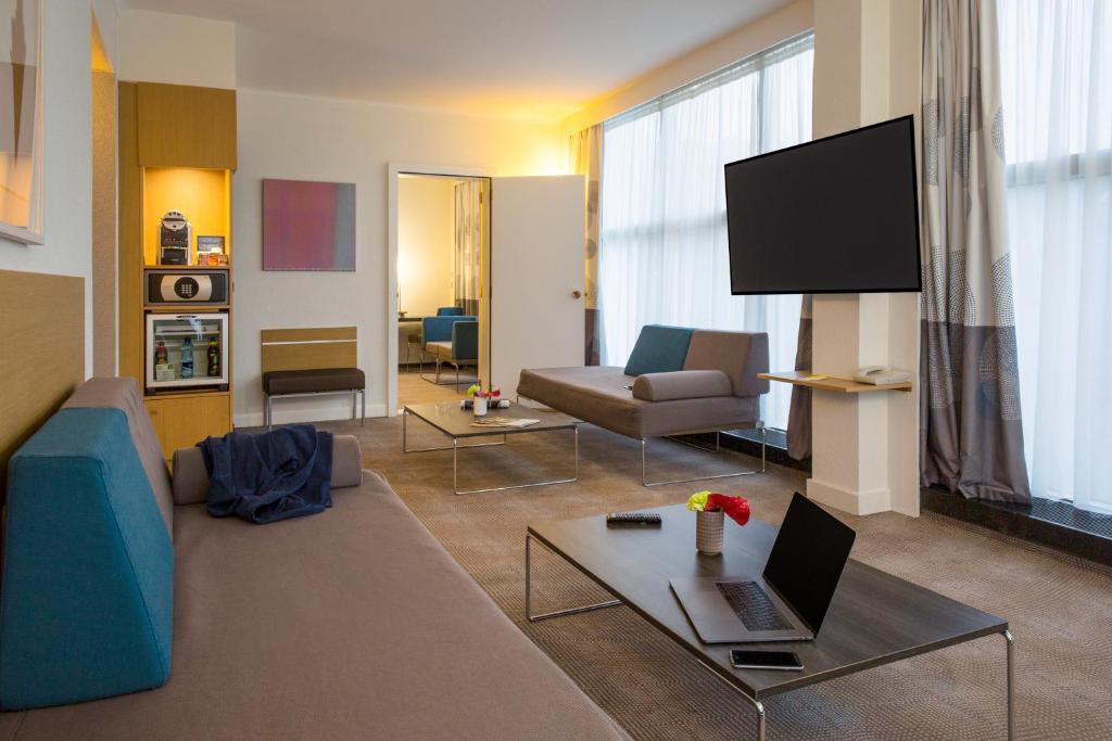 Сьюит (Улучшенный люкс с диваном-кроватью), Novotel Genève Centre