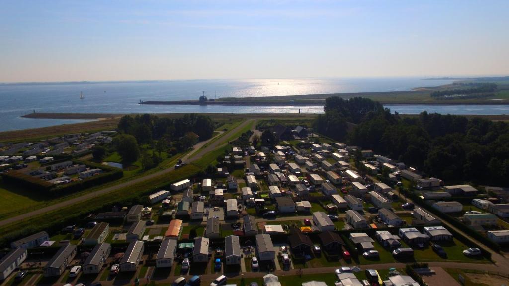 Caravanverhuur Zeeland photo 2
