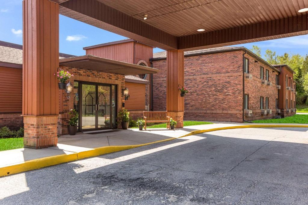 Quality Inn Petoskey-Harbor Springs photo 1