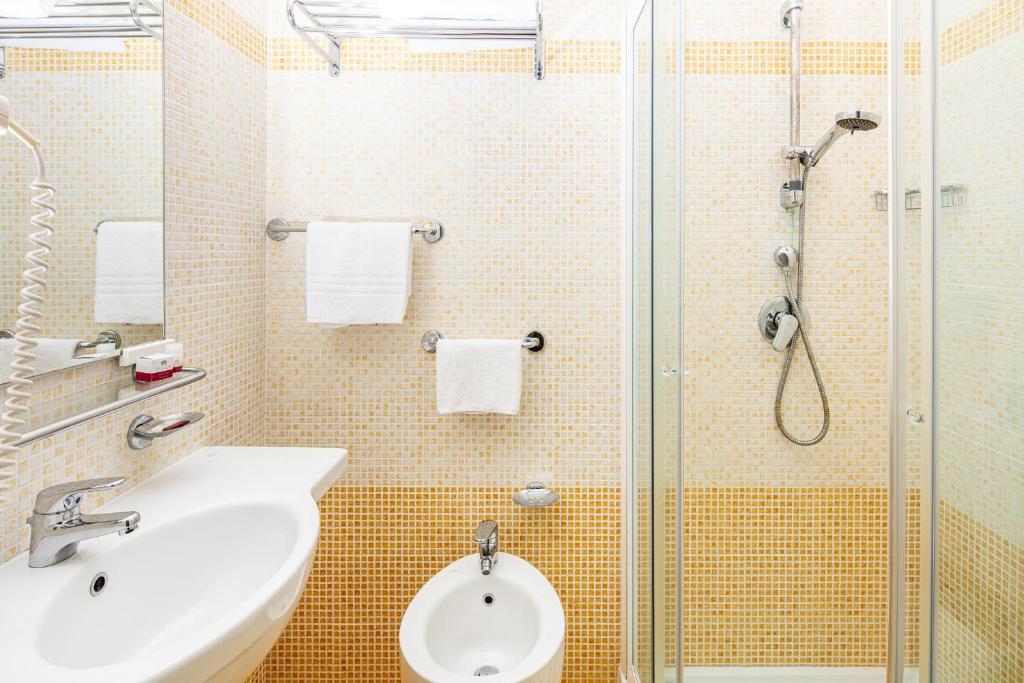 Hotel Mediterraneo - Tap to explore photos