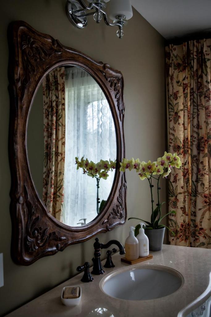 Maplehurst Manor Bed and Breakfast photo 4