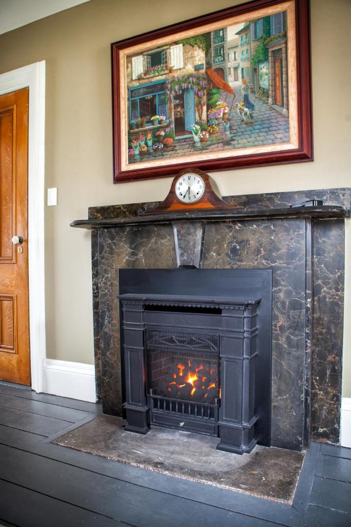 Maplehurst Manor Bed and Breakfast photo 3