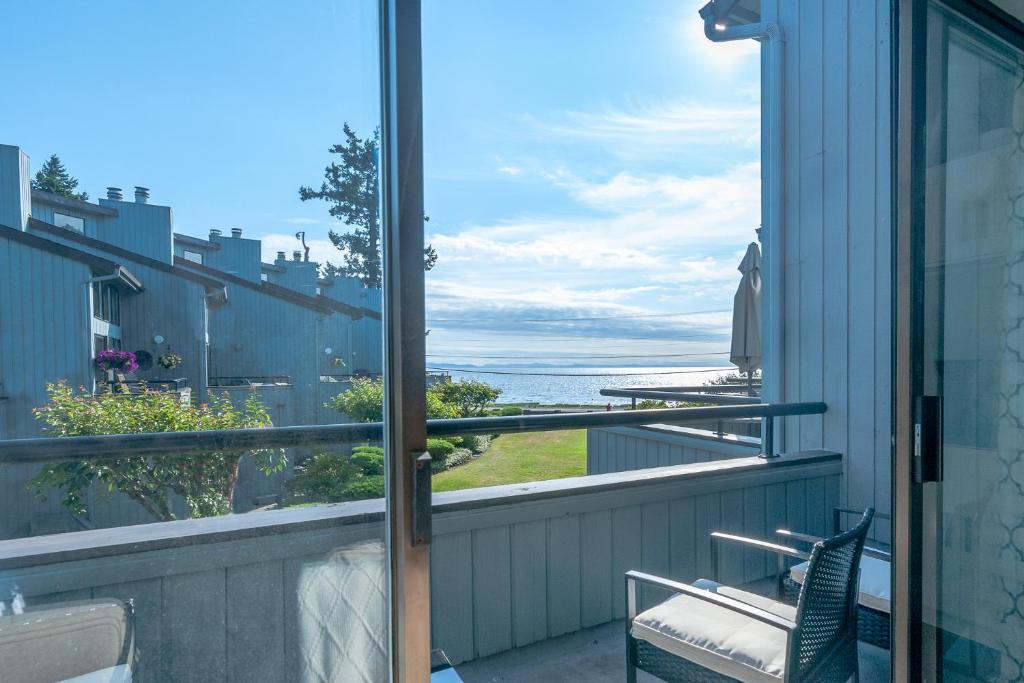 Birch Bay waterfront condo - Lofted layout & steps from beach photo 1