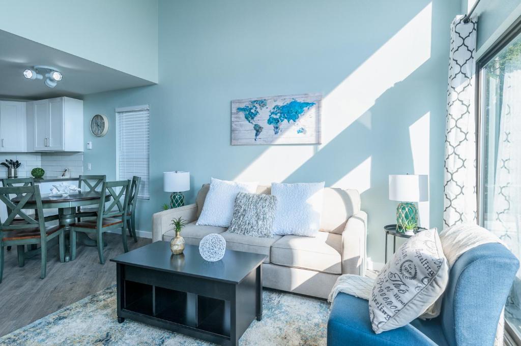 Birch Bay waterfront condo - Lofted layout & steps from beach photo 4