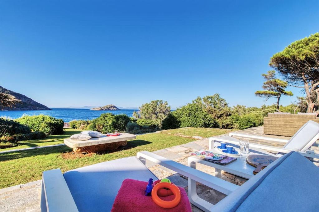 Summer Villa in Porto Rafti - Tap to explore photos