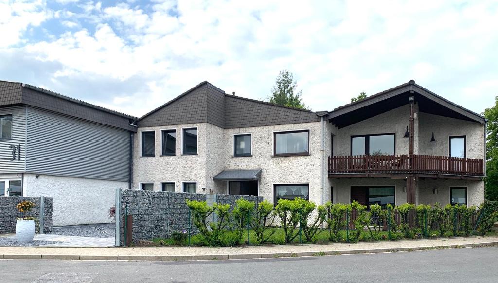 BESOTEL Erkrath - 20 Wohnungen 2 Standorte 35 Schlafzimmer 29 Badezimmer 52 Betten fur 73 Gaste
