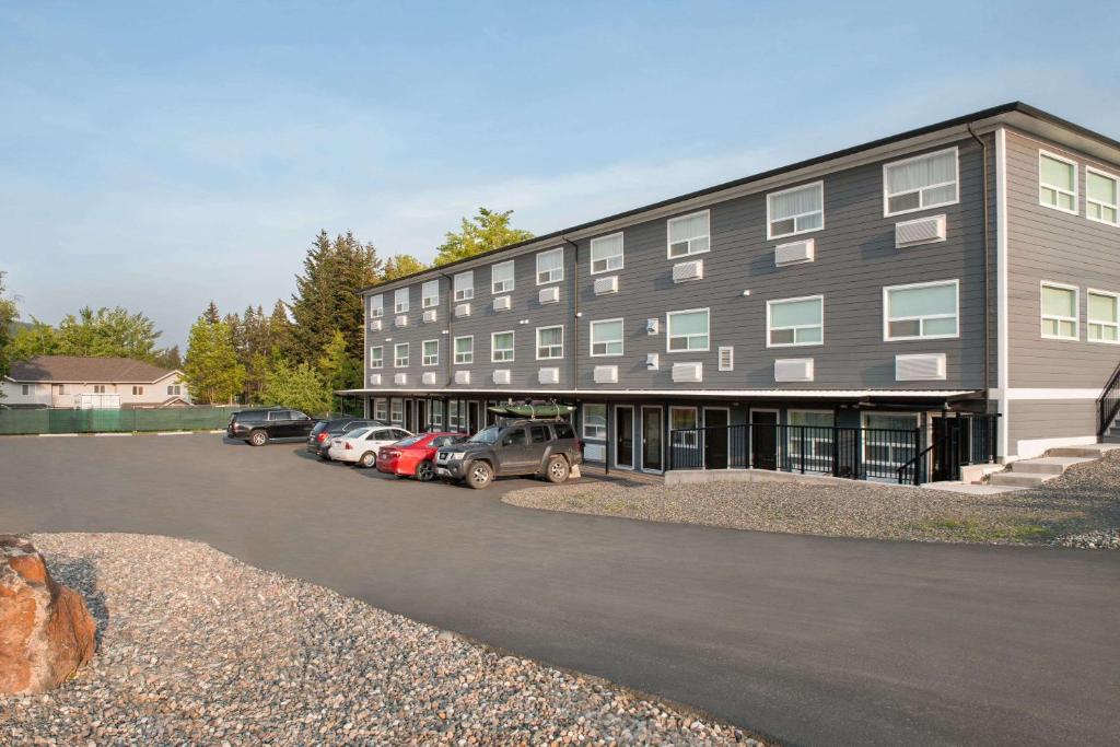 Days Inn by Wyndham 100 Mile House photo 1