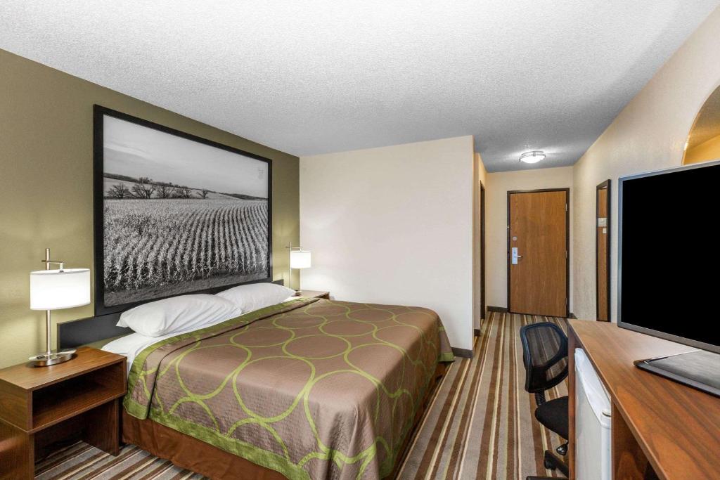 Super 8 by Wyndham Storm Lake image