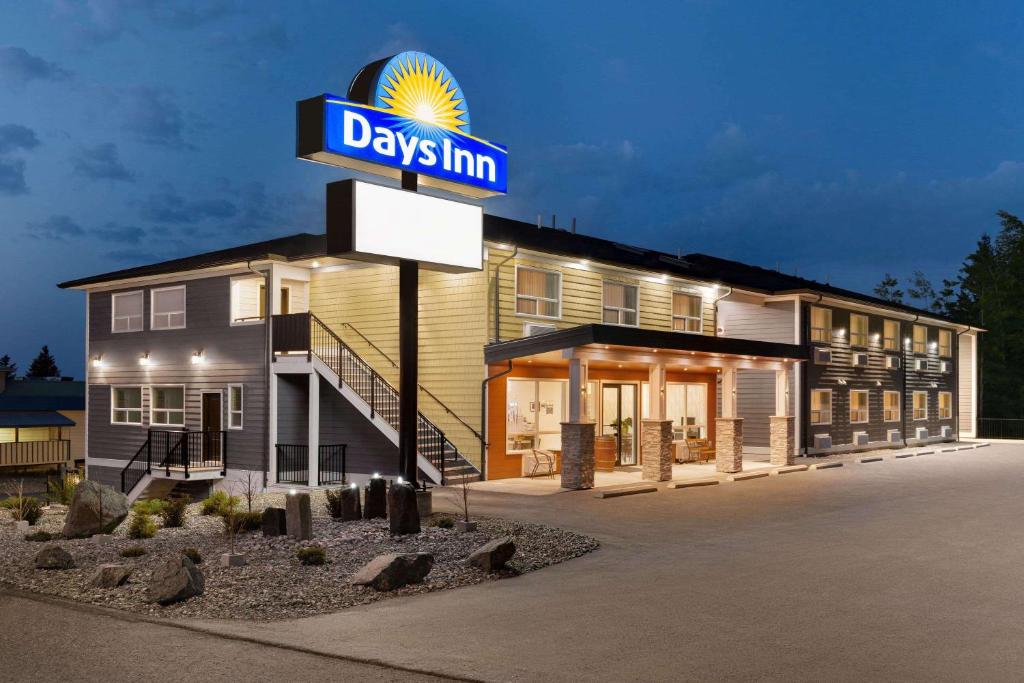 Days Inn by Wyndham 100 Mile House photo 2
