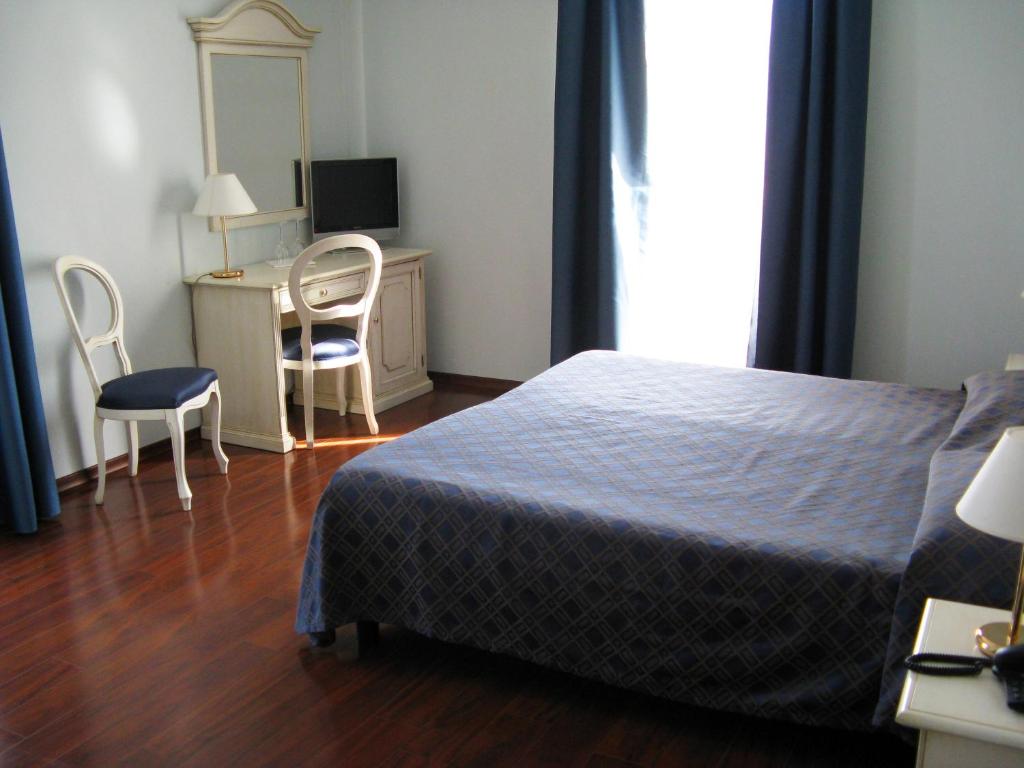 International Hotel photo 2