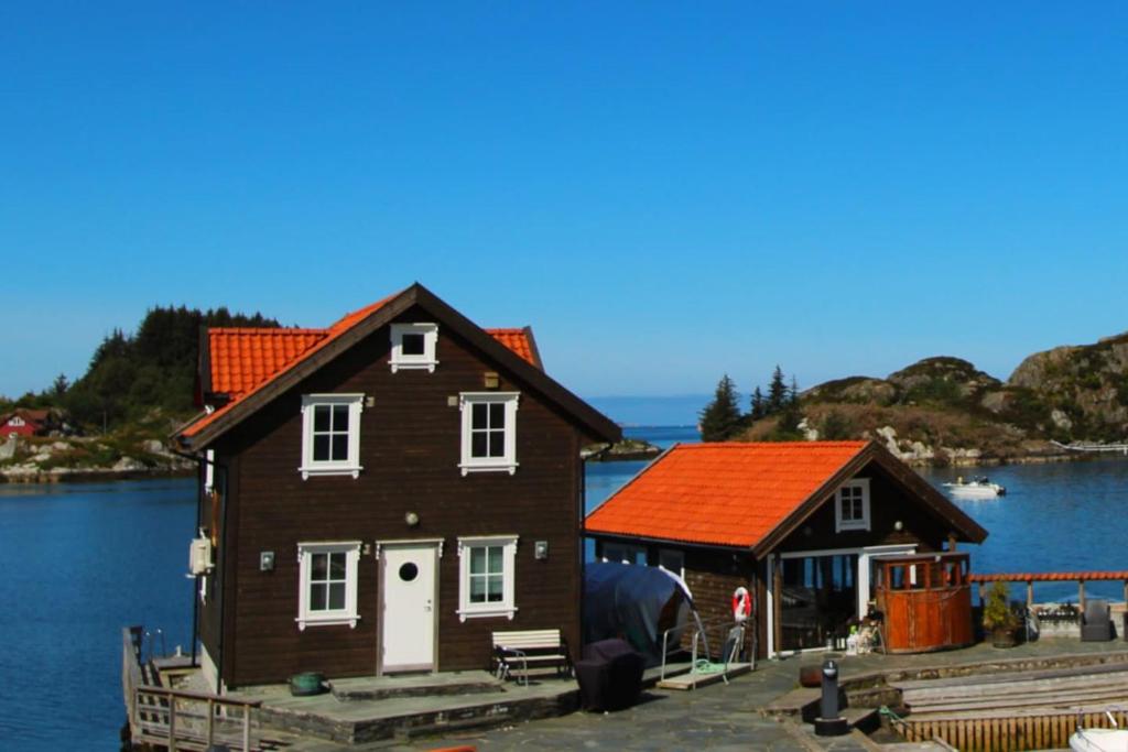Kobbaneset Lars - Tett på havet - Bekkjarvik photo 1