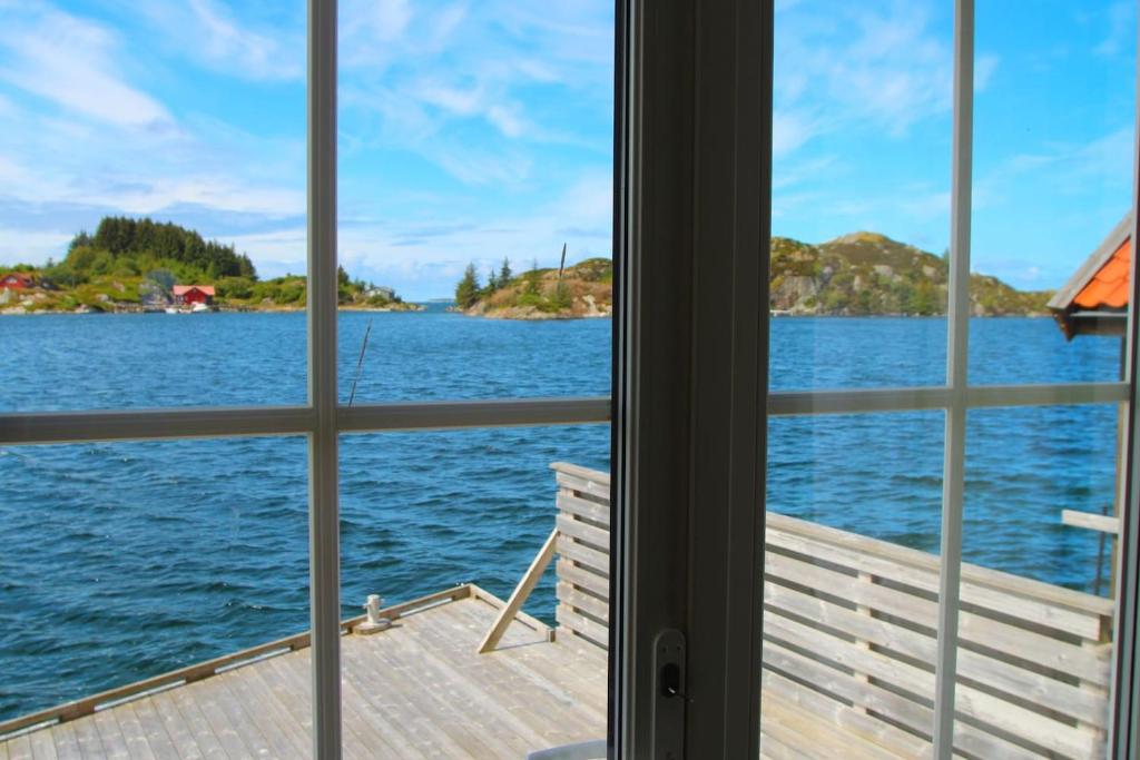 Kobbaneset Lars - Tett på havet - Bekkjarvik photo 2