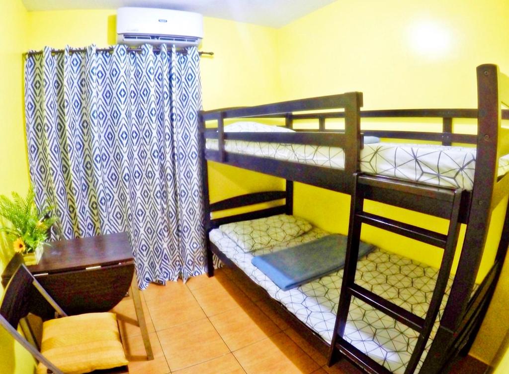 ARC 2219 Home Rentals 2BR - Tap to explore photos