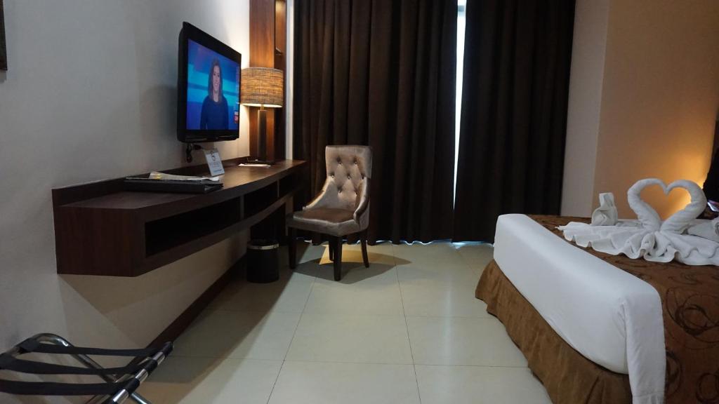 Двухместный (Двухместный номер Делюкс с 1 кроватью и балконом), Kew Hotel - Tagbilaran