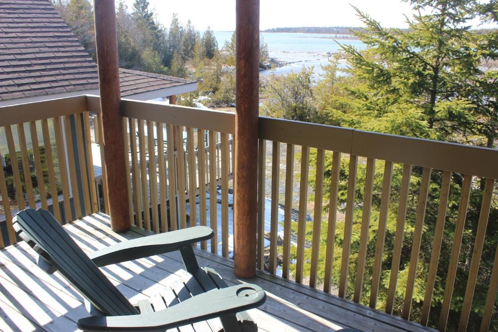 Sunset Lakehouse, cozy cottage photo 3