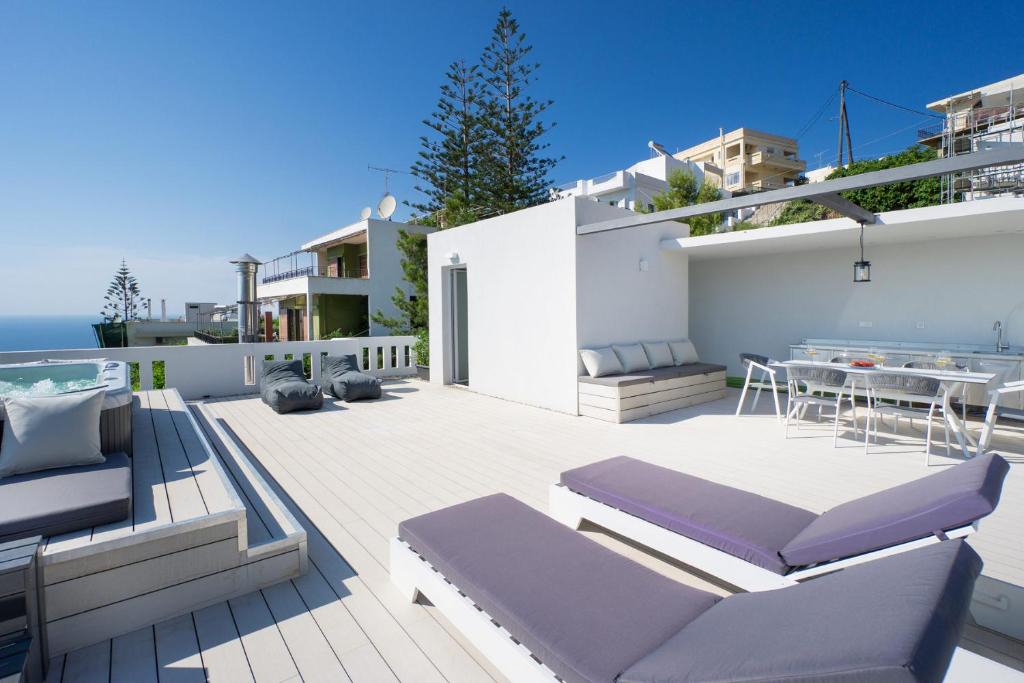 Apartment with Rooftop Hot Tub photo 3