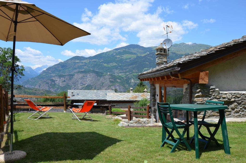 Holiday house with garden and enchanting view photo 2