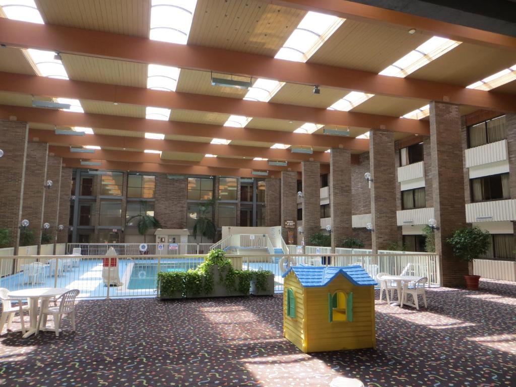 Ramada by Wyndham Lansing Hotel & Conference Center photo 4