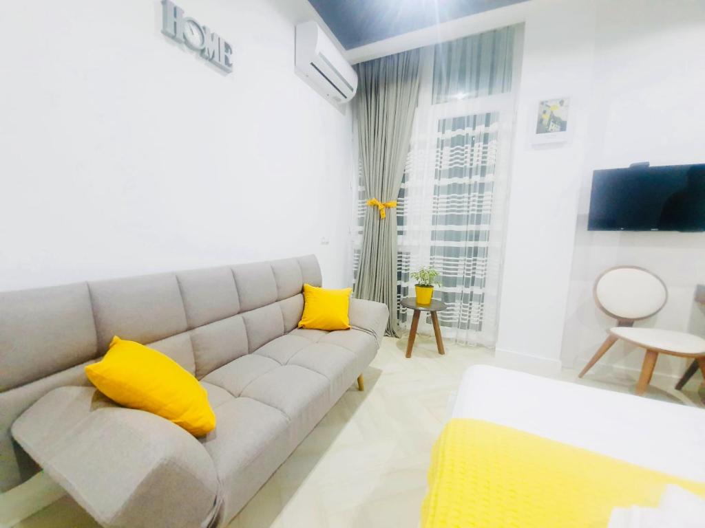 Yellow room with sea view photo 1