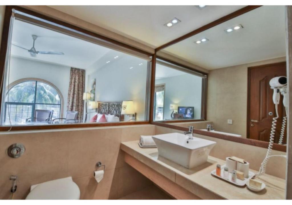 Двухместный (Номер Делюкс с видом на бассейн), Neelams The Grand Hotel