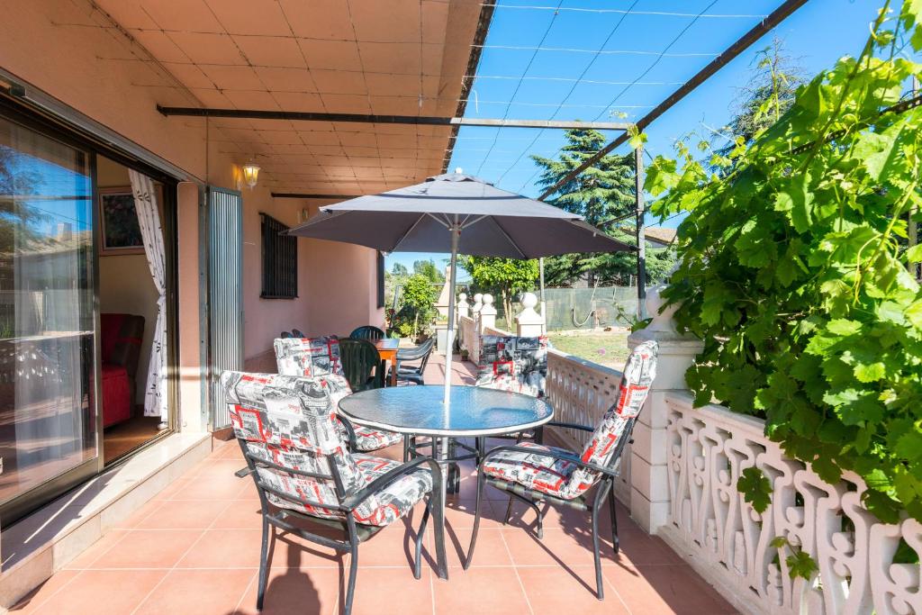 HomeHolidaysRentals Corts photo 2