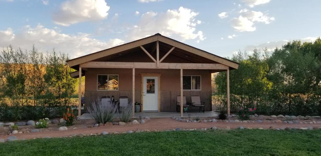 Bluff Gardens Cabins image