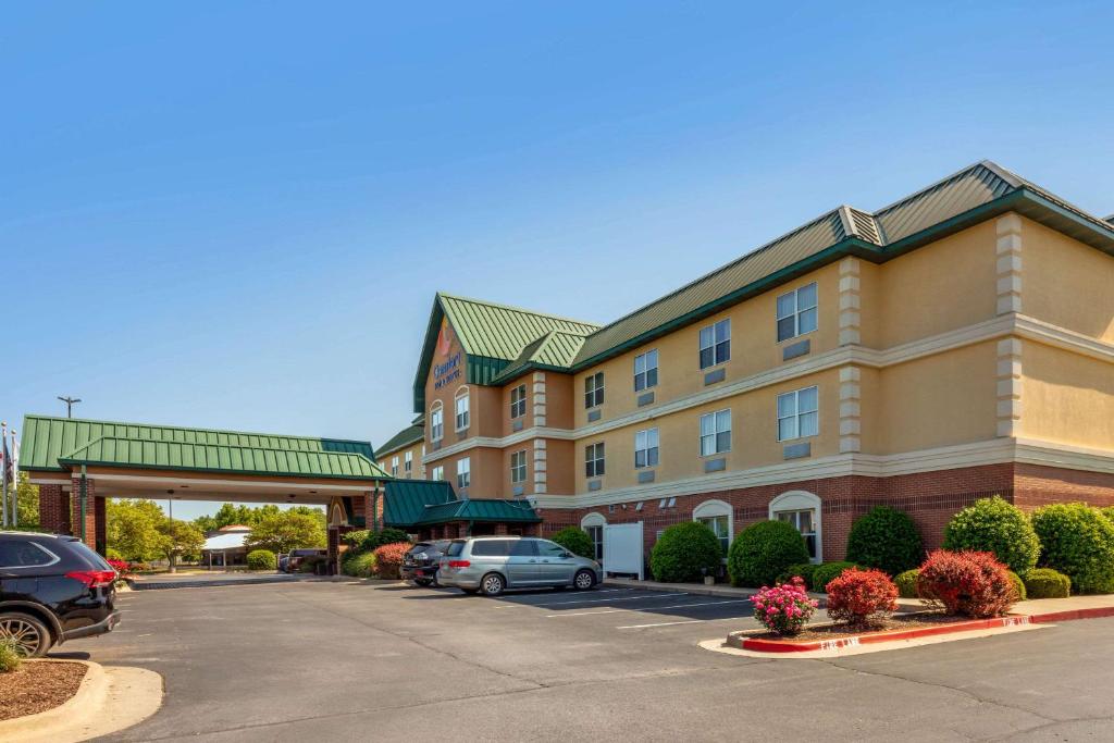 Comfort Inn & Suites Fayetteville - University Area image
