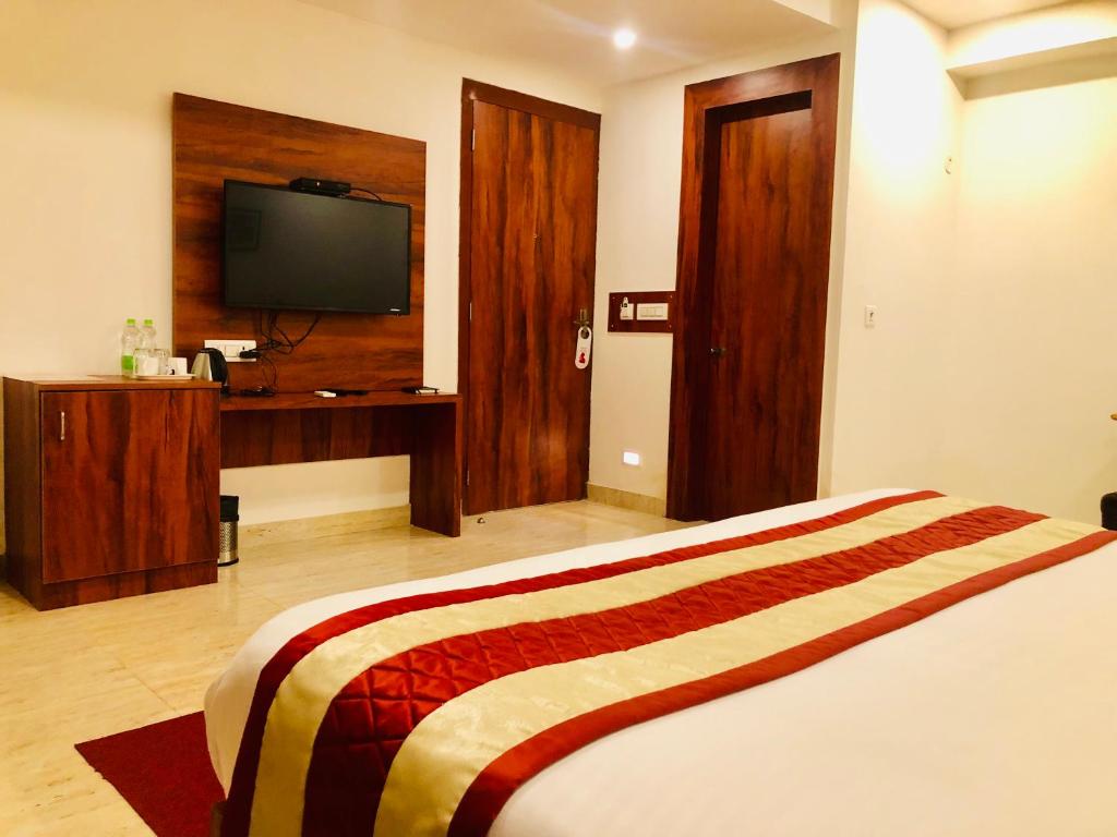 Двухместный (Улучшенный номер с кроватью размера «king-size»), Red Crown Hotel