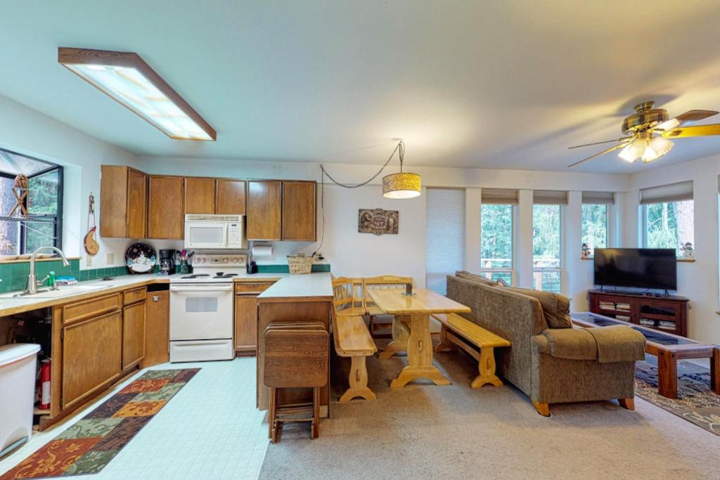 Towering Pines Cabin & Game Room photo 1