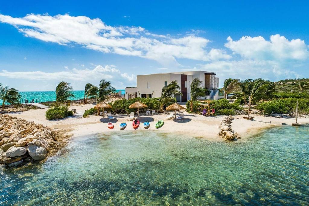 Luxury Oceanfront Villa Delivers Mind Blowing Views, Direct Access To The Ocean photo 3