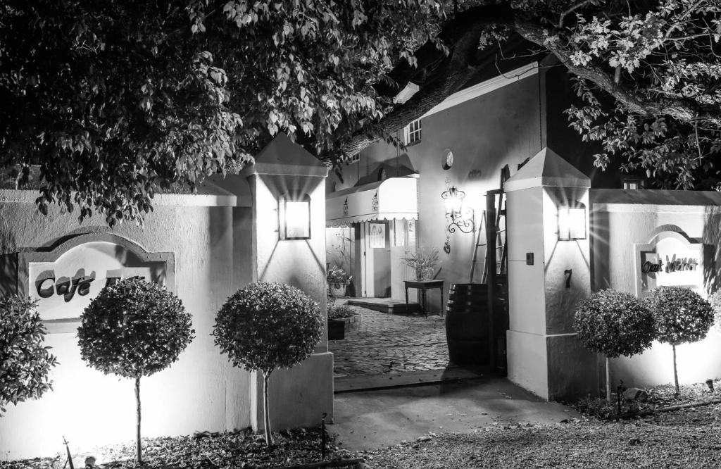 Cafe Felix & Old Oak Manor photo 2