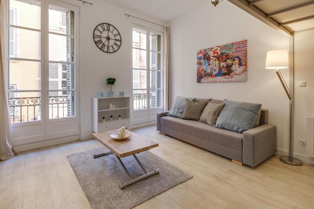 Grand studio mezzanine, Proche port, Wifi fibre - Tap to explore photos
