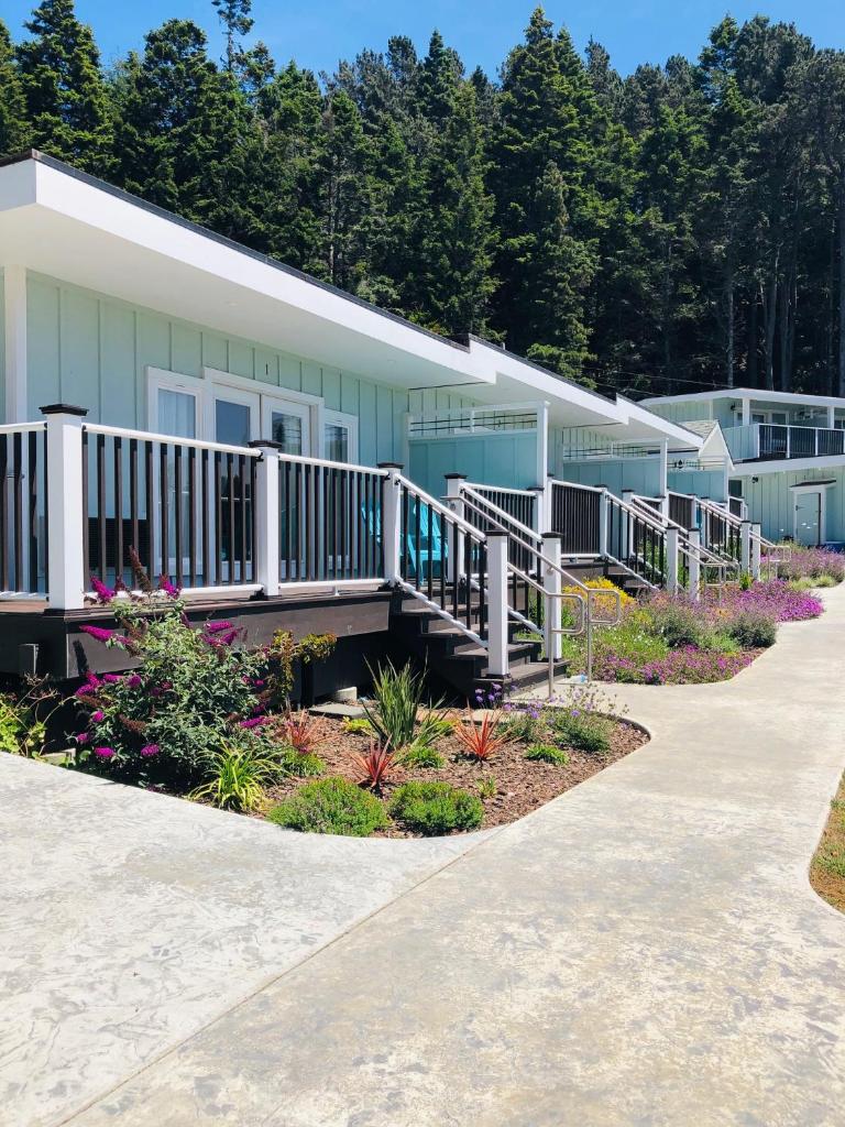 Seafoam Lodge image