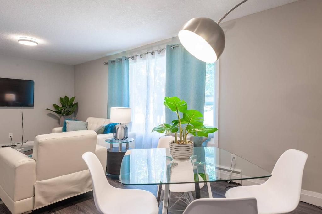 ENTIRE 2 BEDROOM APARTMENT UPTOWN WATERLOO - e2 photo 4