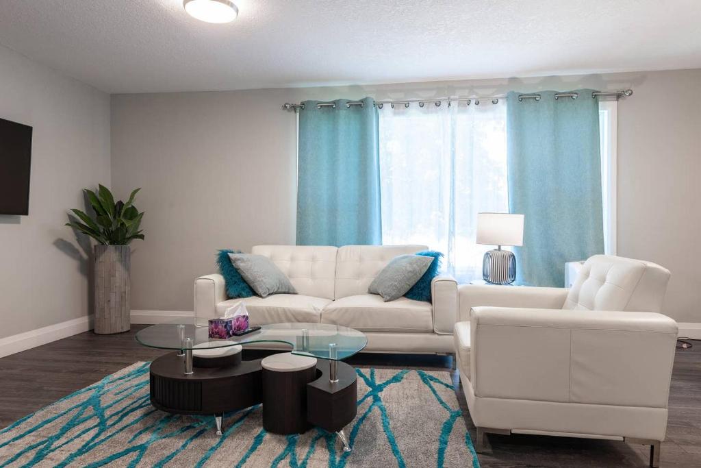 ENTIRE 2 BEDROOM APARTMENT UPTOWN WATERLOO - e2 photo 2