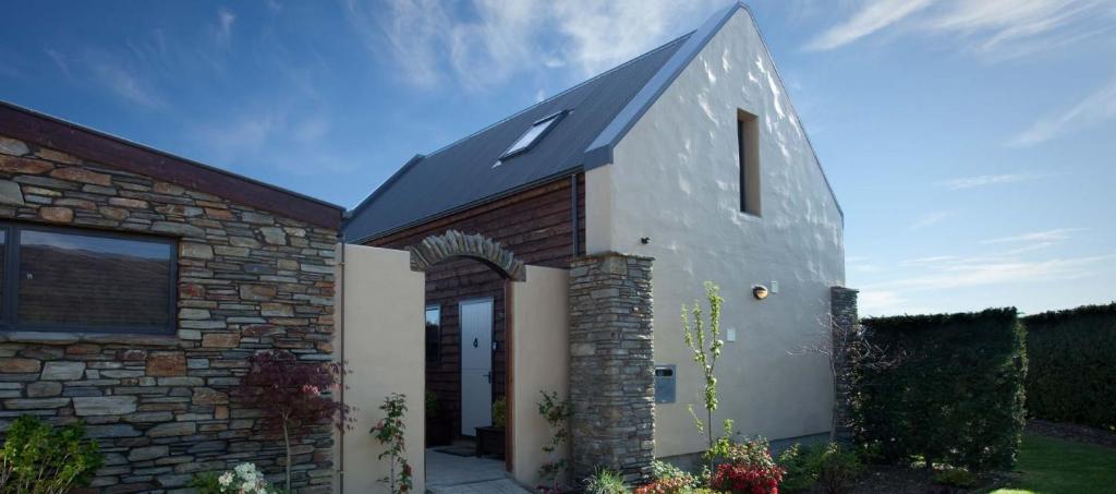 Charming Wanaka Cottage photo 1