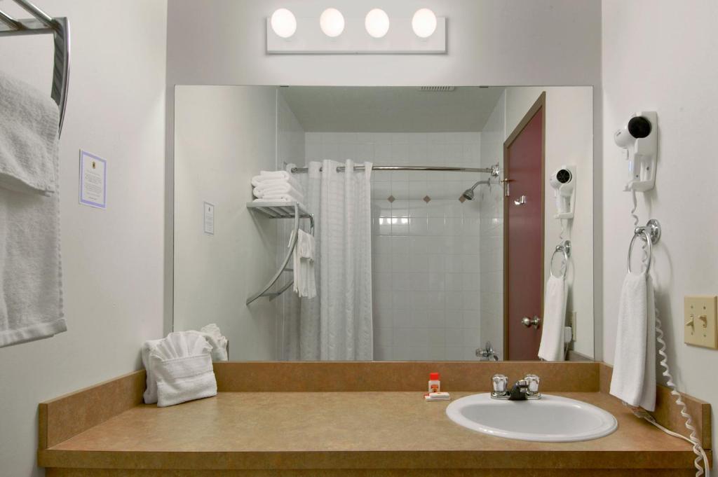Super 8 by Wyndham Yellowknife Room Type - Queen Room - Non-Smoking