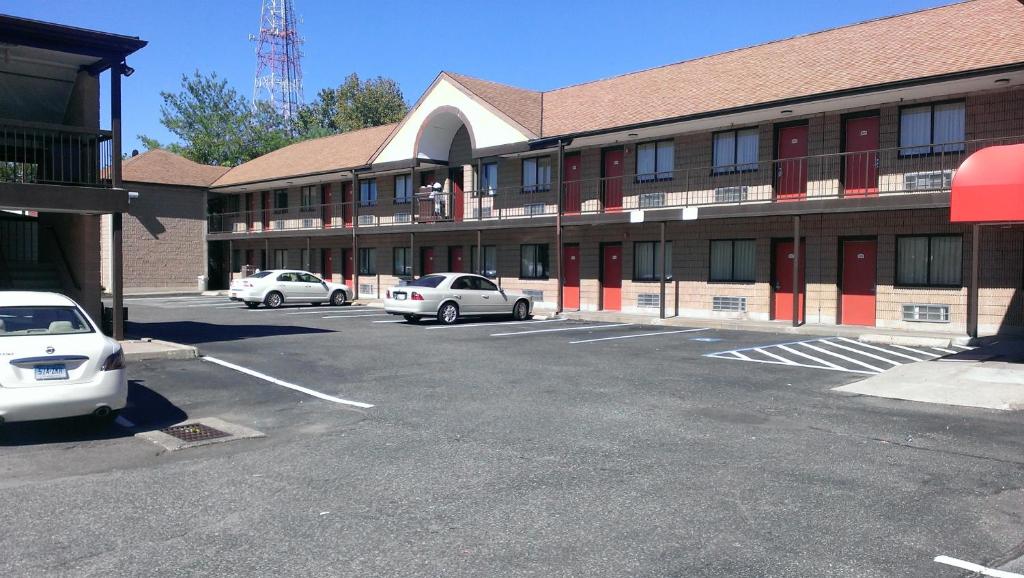 Red Carpet Inn Norwalk image