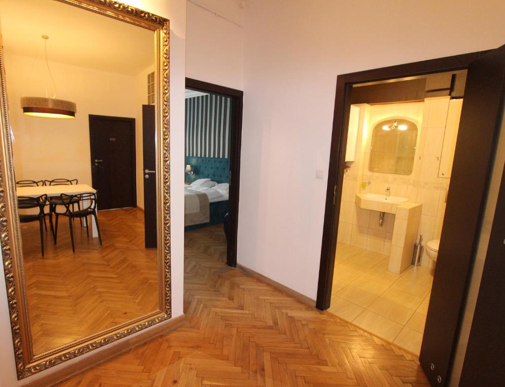 Двухместный (Двухместный номер с 1 кроватью и общей ванной комнатой), Hostel Chmielna 5